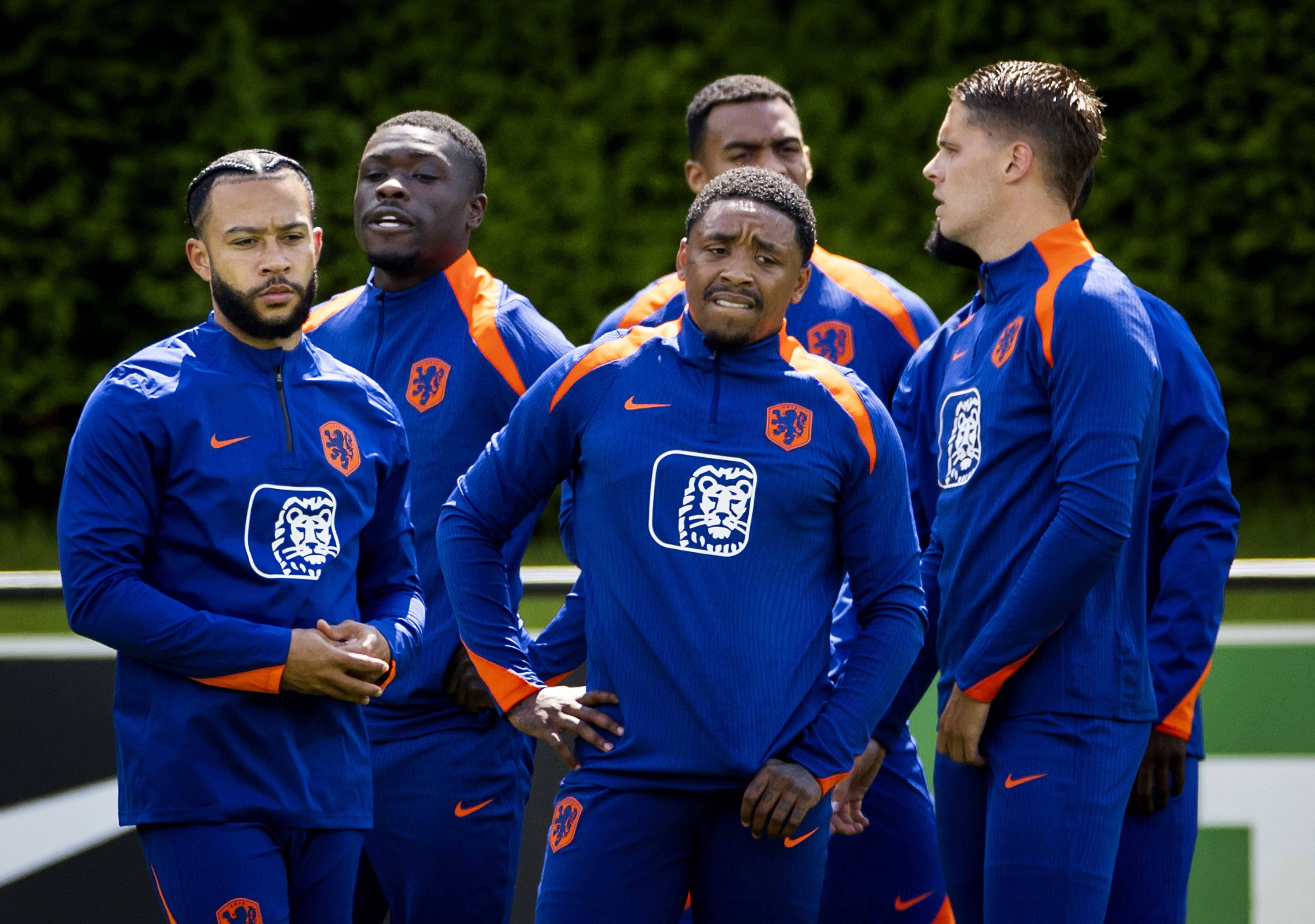 荷兰球星因伤告别球场,球迷纷纷致谢的简单介绍 荷兰球星因伤告别球场,球迷纷纷致谢的简单介绍