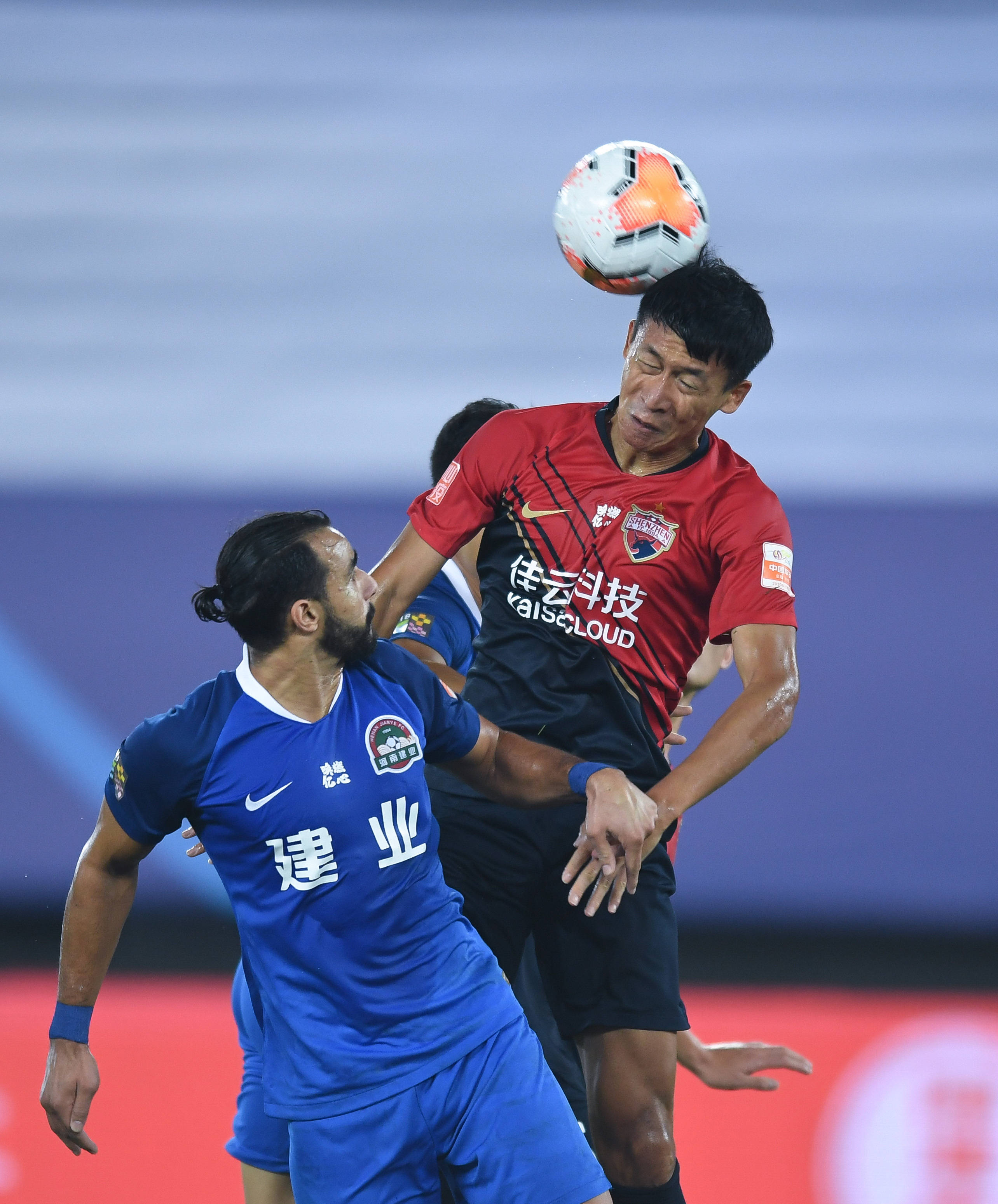 河南建业队员拼尽全力,最终获胜 河南建业队员拼尽全力,最终获胜