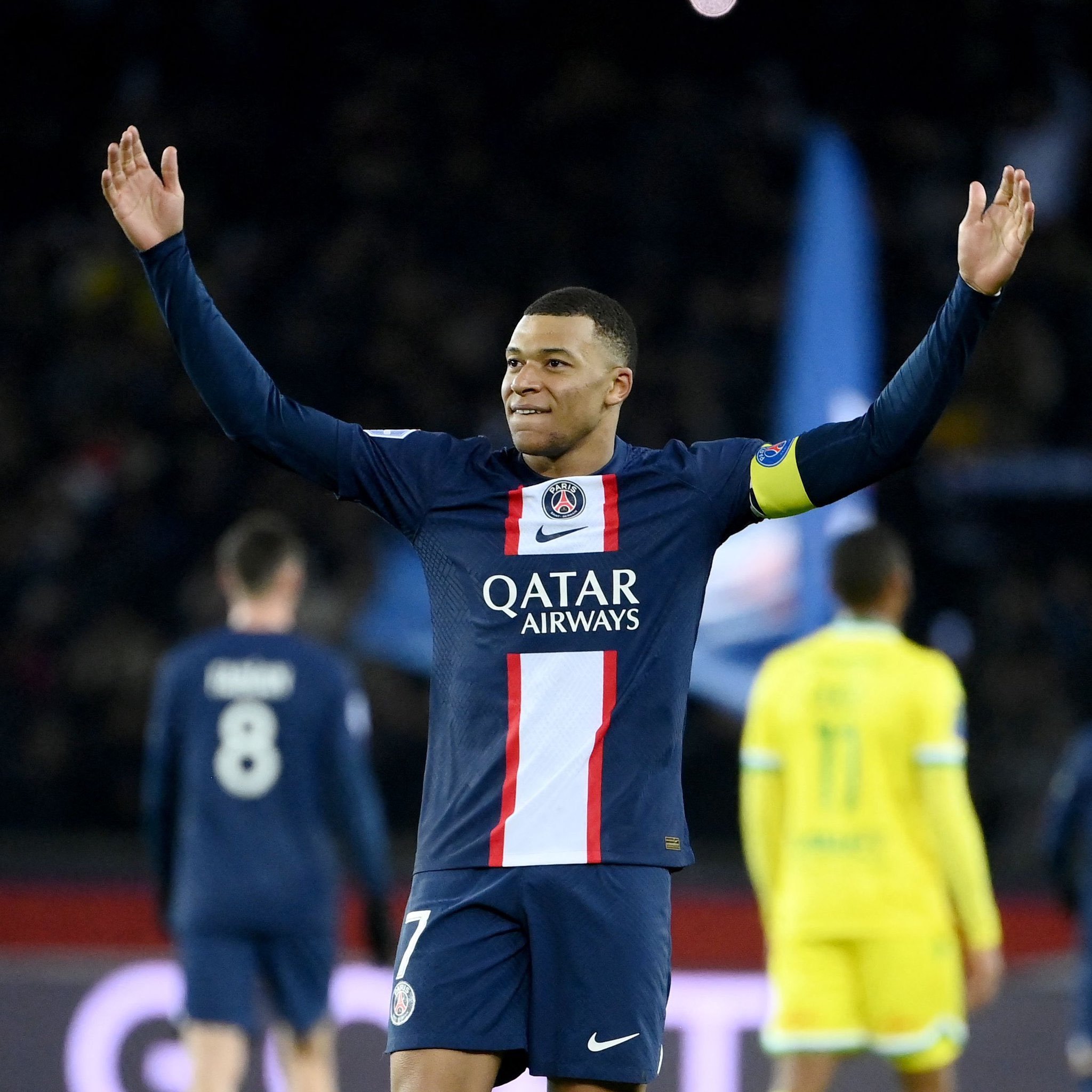 巴黎圣日耳曼客场击败南特,稳居积分榜首位 巴黎圣日耳曼客场击败南特,稳居积分榜首位