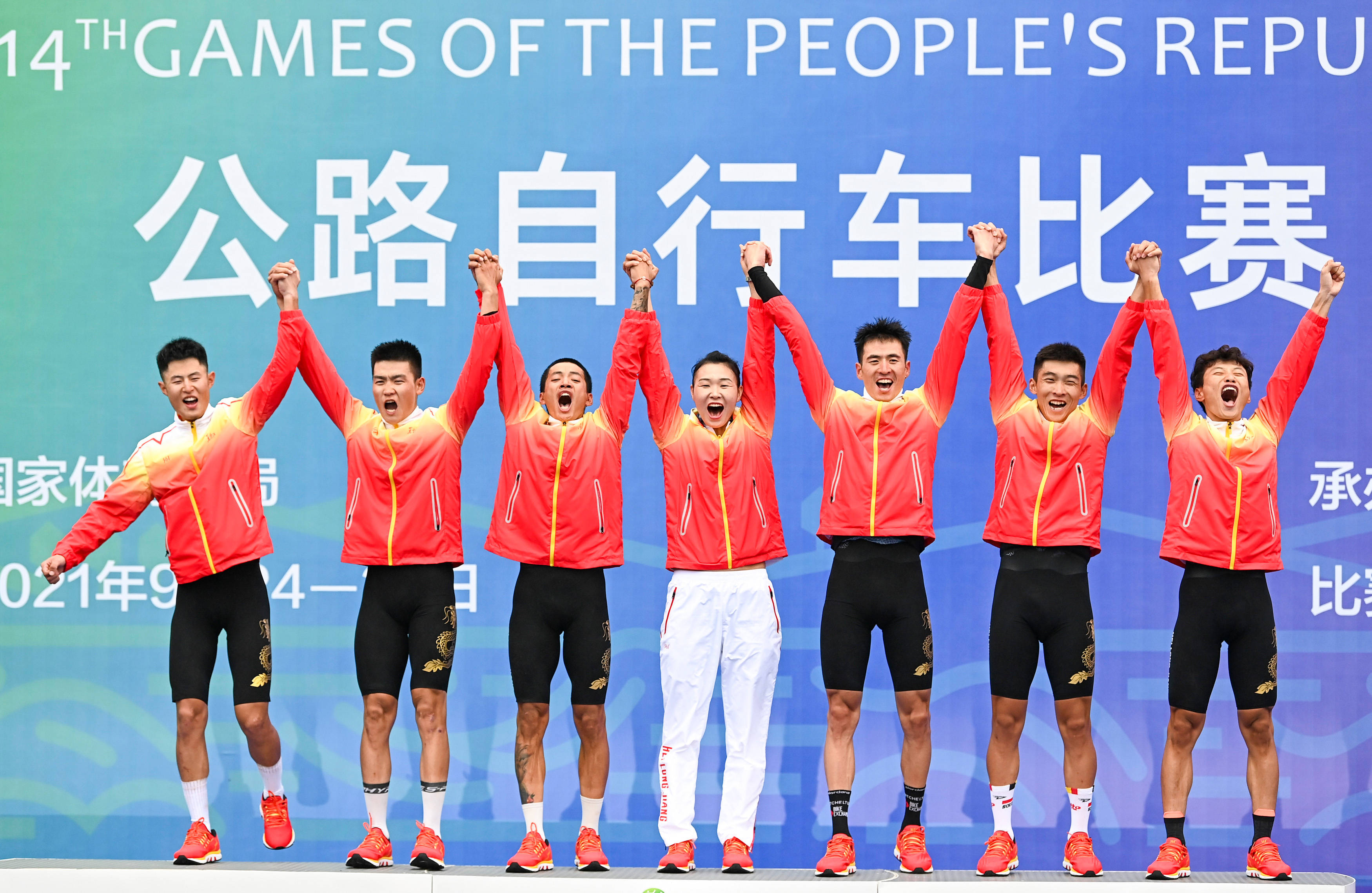 团体合作!选手默契配合,共同终结对手困境 团体合作!选手默契配合,共同终结对手困境