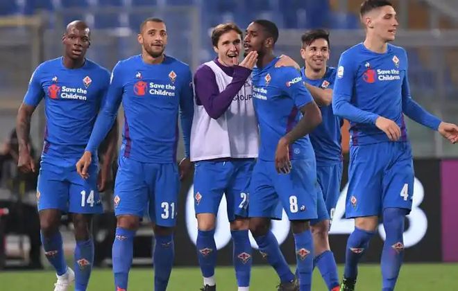 包含激烈竞争！足球赛事再度引爆球迷热情的词条