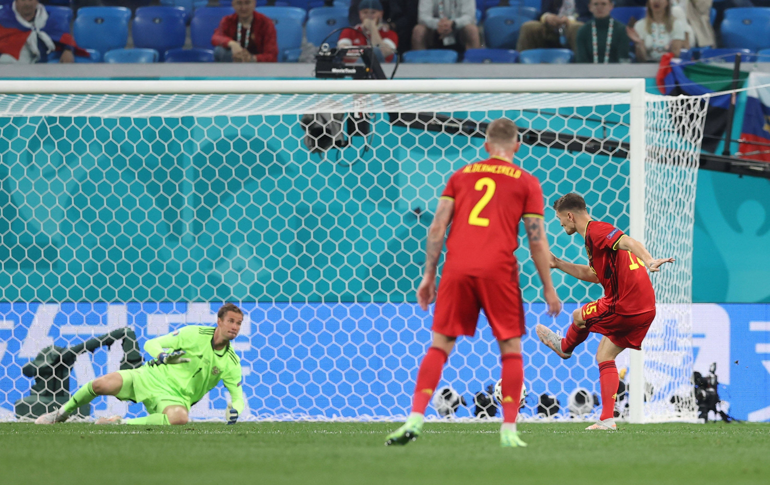 爱游戏官网-包含欧洲豪门在足球场上展现绝佳技艺，实力惊艳的词条