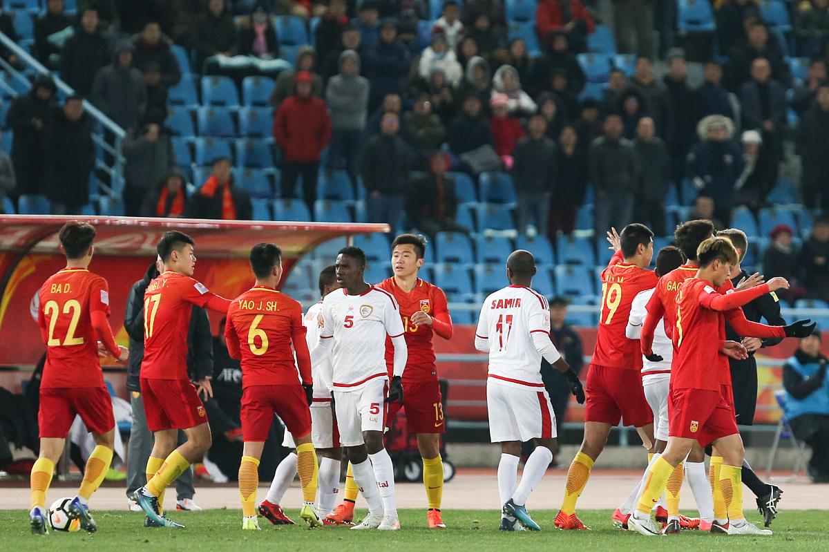 中国足球职业联赛引发热议,球迷热情高涨 中国足球职业联赛引发热议,球迷热情高涨