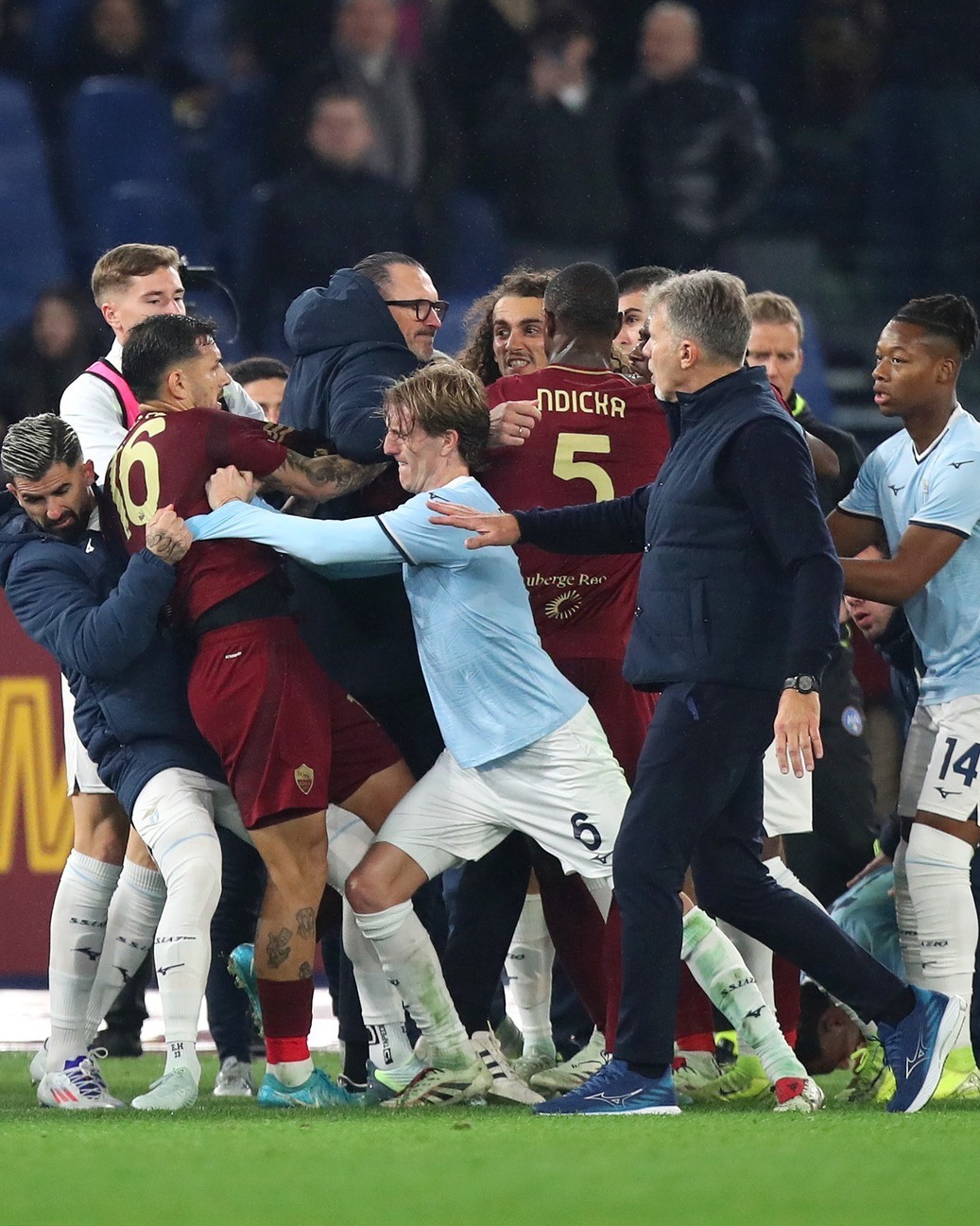 意大利客场平匈牙利，遭遇惨败