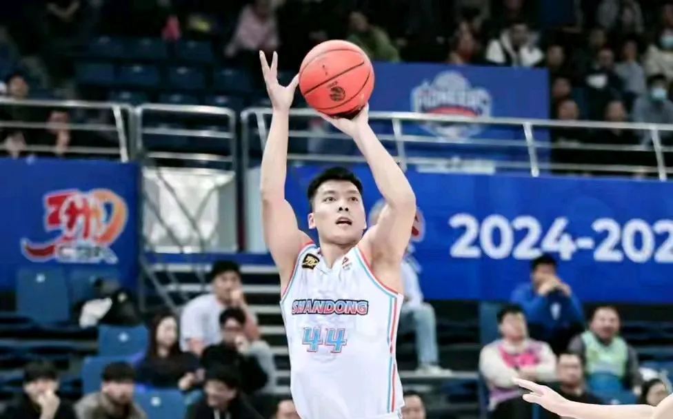 辽宁队在与山西队的比赛中保持了领先地位 辽宁队在与山西队的比赛中保持了领先地位