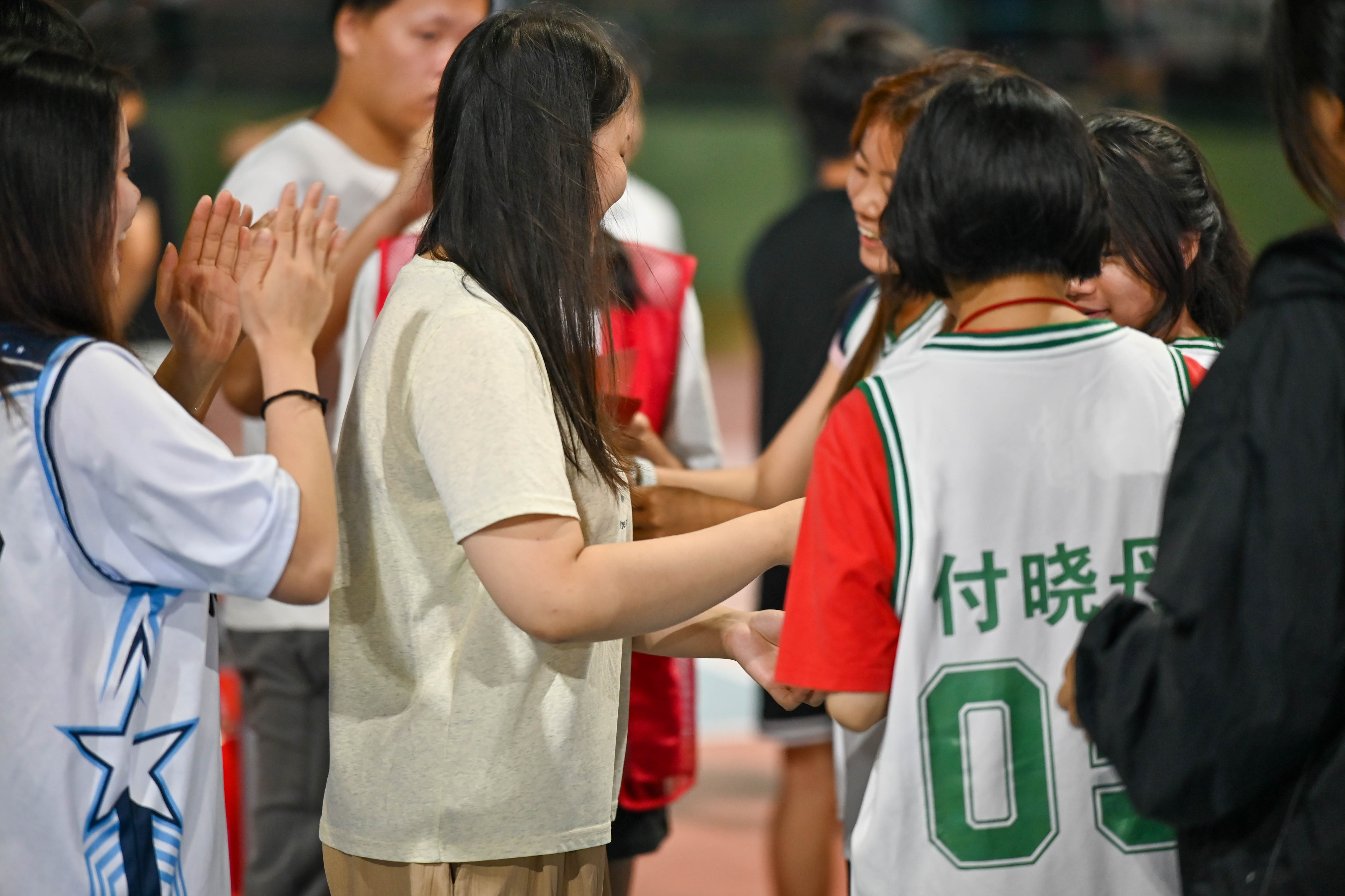 篮球比赛中球员们的团队合作备受赞誉 篮球比赛中球员们的团队合作备受赞誉