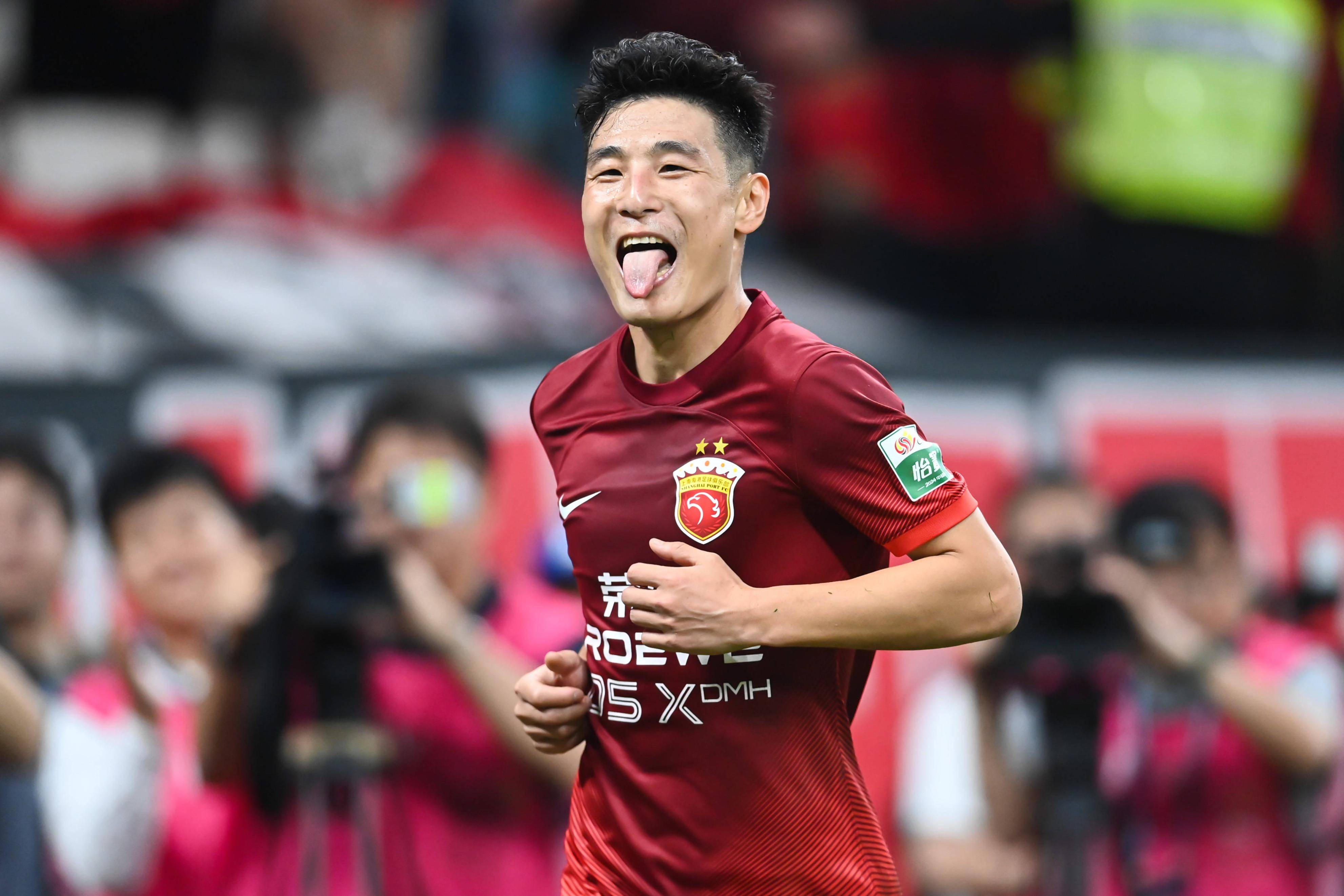 爱游戏中国官网-国内足球赛场火爆，球员斗志昂扬