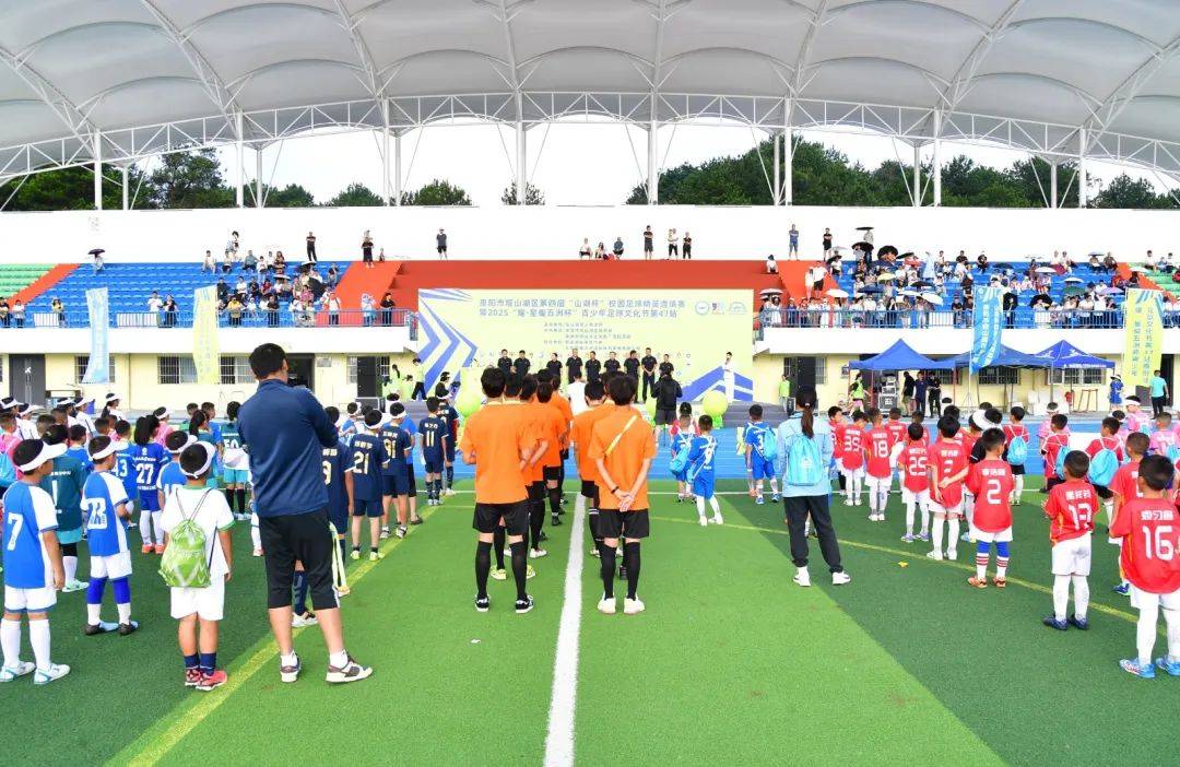 国内足球赛场火爆,球员斗志昂扬 国内足球赛场火爆,球员斗志昂扬