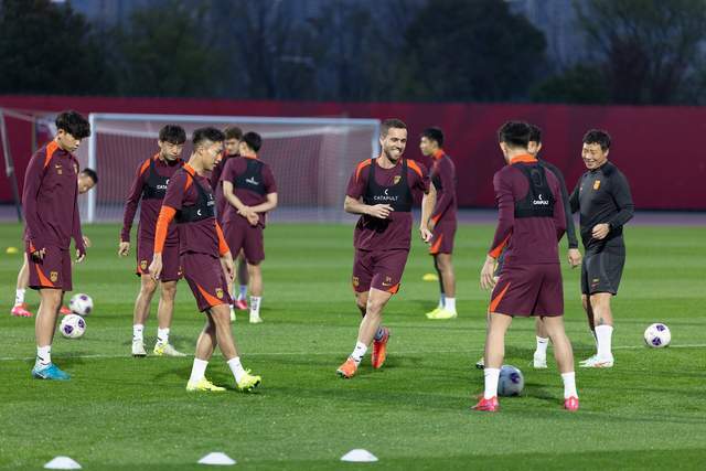 新援火速融入球队,展现出色表现 新援火速融入球队,展现出色表现