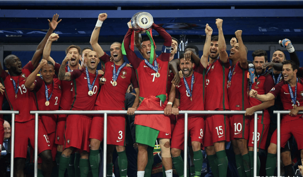 包含强强碰撞！欧洲足坛的精彩赛事的词条